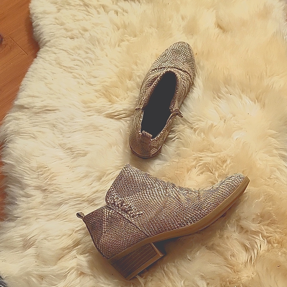 Women's snake print bootie, size 6 m